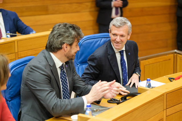 El conselleiro de Presidencia, Justicia y Deportes, Diego Calvo (i), y el presidente de la Xunta de Galicia, Alfonso Rueda (d), durante el debate sobre el Estado de la Autonomía, a 23 de abril de 2025, en Santiago de Compostela, A Coruña, Galicia (España)