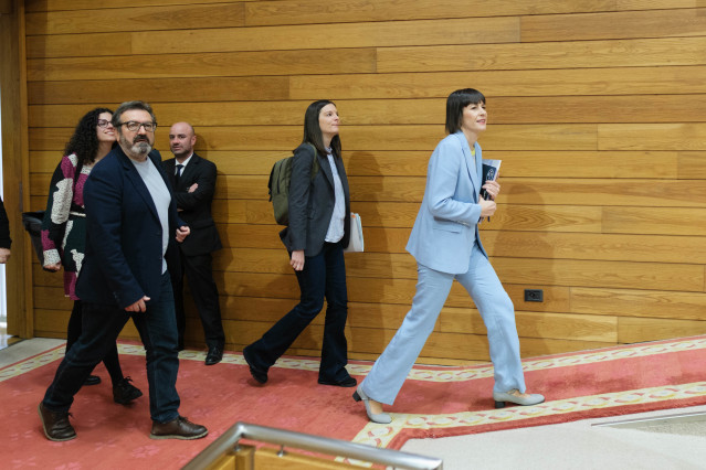 La portavoz nacional del BNG, Ana Pontón (d), a su llegada al debate sobre el Estado de la Autonomía, a 23 de abril de 2025, en Santiago de Compostela, A Coruña, Galicia.