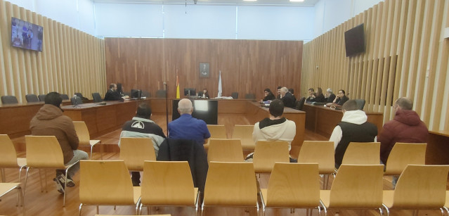 Percebeiros furtivos en la macrosala de la Ciudad de la Justicia de Vigo, acusados de un delito contra la fauna, en una vista que fue suspendida por la ausencia de dos procesados.