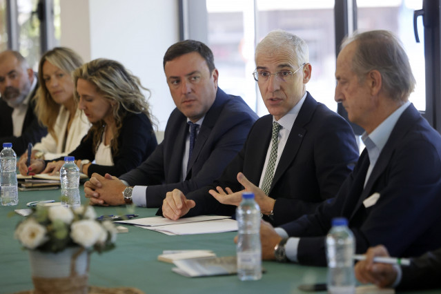 Archivo - El por entonces responsable de Industria de la Xunta, Francisco Conde, cifró en un centenar las empresas que se beneficiarán de la fábrica de papel tisú que Ence proyecta en As Pontes