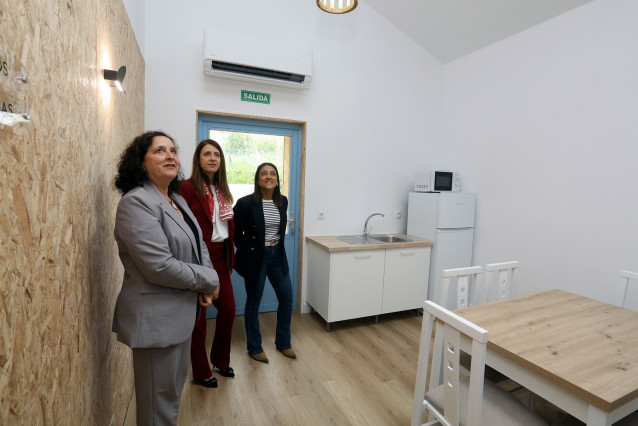 La conselleiro do Medio Rural, María José Gómez, visita el nuevo albergue de peregrinos en Noia (A Coruña)