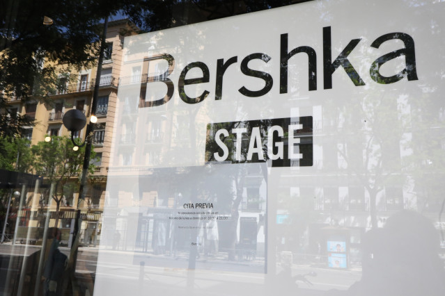 Archivo - Cartel informando sobre atención con cita previa en el escaparate de una tienda de Bershka, propiedad de Inditex un día después de que la firma gallega abriese algunas de sus tiendas de menos de 400 metros cuadrados de sus diferentes marcas en d