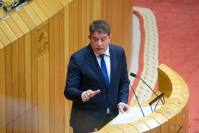 El secretario general del PSdeG, José Ramón Gómez Besteiro, interviene durante el debate sobre el Estado de la Autonomía, a 23 de abril de 2025, en Santiago de Compostela, A Coruña, Galicia (España). Nuevas medidas en materia de vivienda y pasos para prof