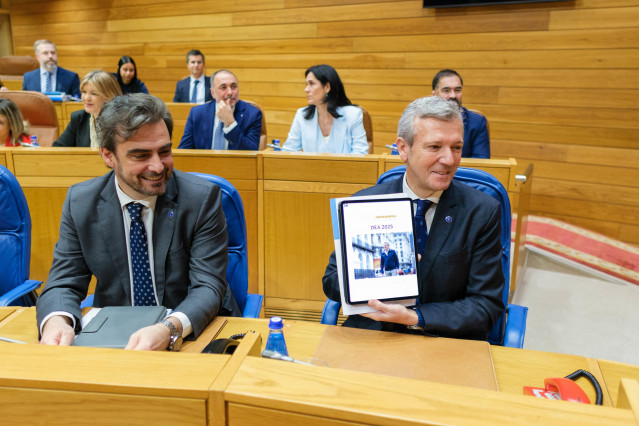 Rueda muestra su tablet antes de la intervención en la primera jornada del debate.