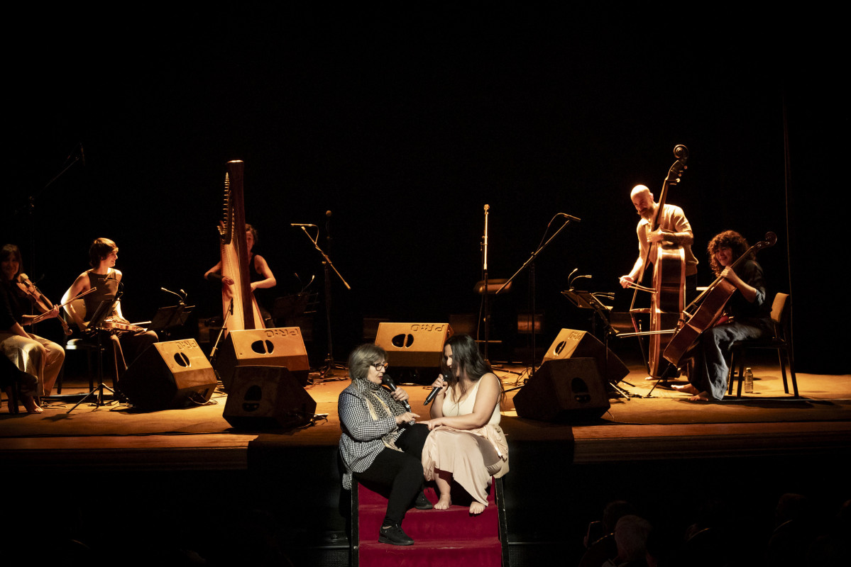 Faia e a su00faa nai Tareixa Novo, que estivo en Fuxan os Ventos, recitan no Principal nunha foto de Rocu00edo Cibes