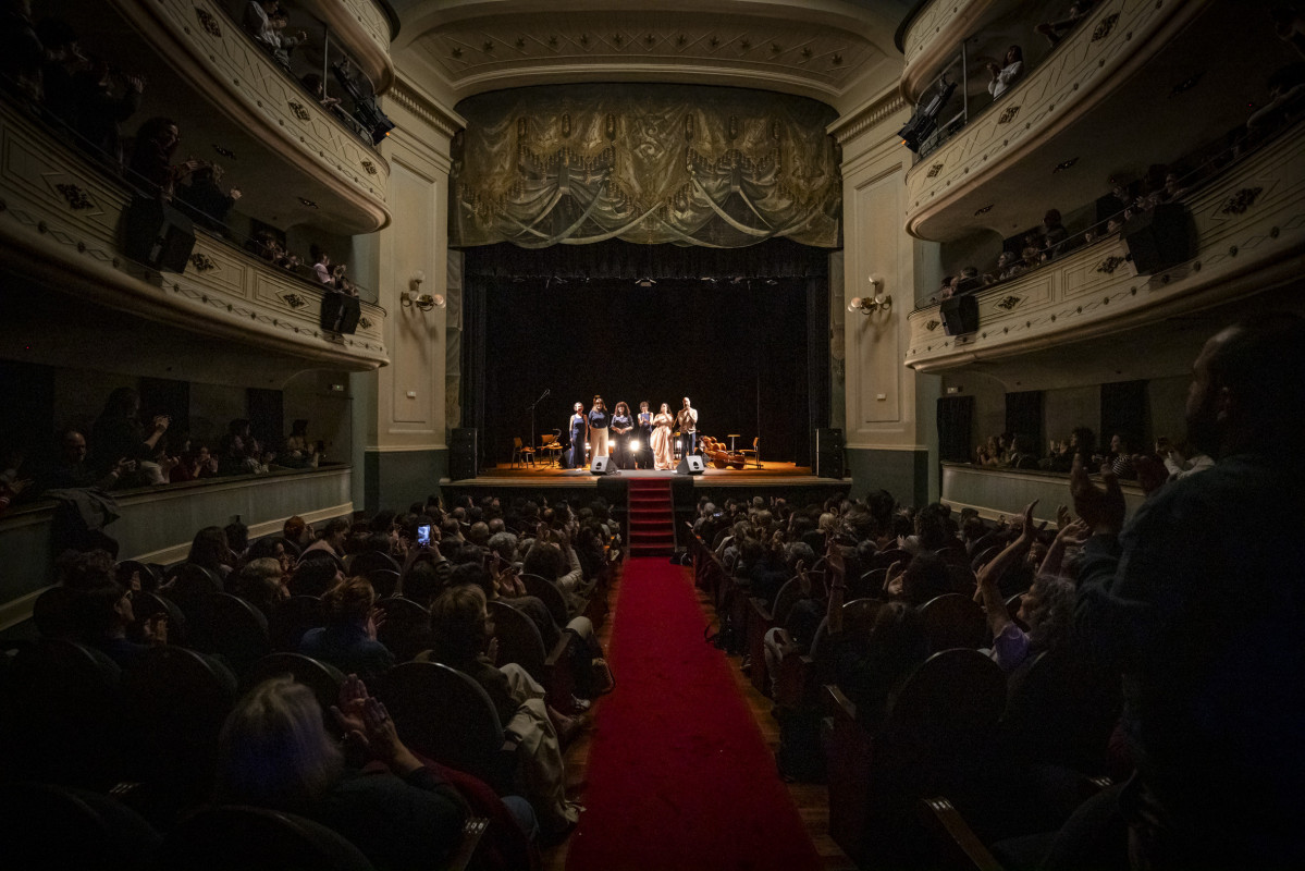 O Teatro Principal cheo na presentaciou0301n Alvela nunha foto de Rociu0301o Cibes