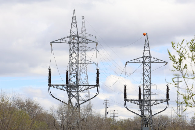 Archivo - Dos postes eléctricos, a 14 de marzo de 2025, en Madrid (España). El Índice de Precios de Consumo (IPC) ha subido un 0,4% en febrero en relación al mes anterior y ha elevado una décima su tasa interanual, hasta el 3%. La inflación, por tanto, en