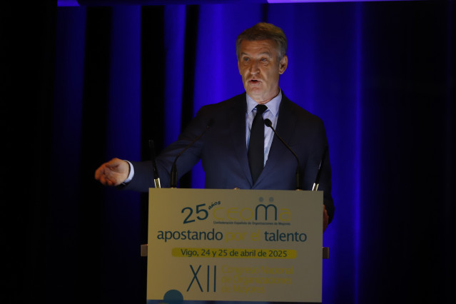 El presidente del PP, Alberto Núñez Feijóo, interviene en la inauguración  del XII Congreso Nacional de Organizaciones de Mayores impulsado por CEOMA, en la sede de Afundación Vigo, a 24 de abril de 2025, en Vigo, Pontevedra, Galicia (España).
