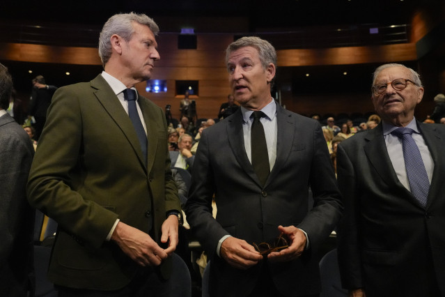 (I-D) El presidente de la Xunta de Galicia, Alfonso Rueda; el presidente del PP, Alberto Núñez Feijóó; y el expresidente y presidente de Honor de CEOMA, Eduardo Rodríguez, durante la inauguración  del XII Congreso Nacional de Organizaciones de Mayores.