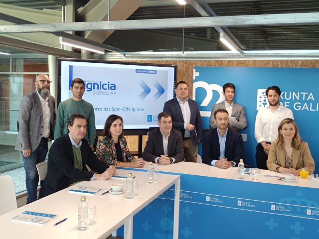 Miembros de las empresas del programa Ignicia con el conselleiro de de Educación, Ciencia, Universidades e FP, Román Rodríguez
