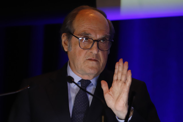 El Defensor del Pueblo, Ángel Gabilondo, interviene durante la inauguración  del XII Congreso Nacional de Organizaciones de Mayores impulsado por CEOMA, en la sede de Afundación Vigo, a 24 de abril de 2025, en Vigo, Pontevedra, Galicia (España).