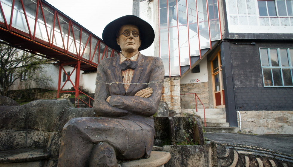Exterior de la fábrica de cerámica de Sargadelos, a 3 de abril de 2025, en Cervo, Lugo, Galicia (España). Los trabajadores de Sargadelos continúan preocupados tras el anuncio de cierre de las inst