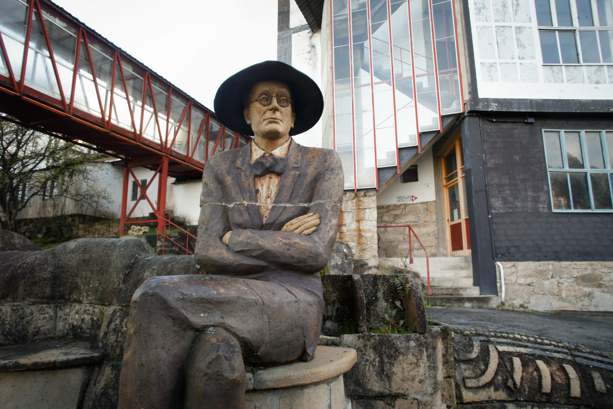 Exterior de la fábrica de cerámica de Sargadelos, a 3 de abril de 2025, en Cervo, Lugo, Galicia (España). Los trabajadores de Sargadelos continúan preocupados tras el anuncio de cierre de las inst