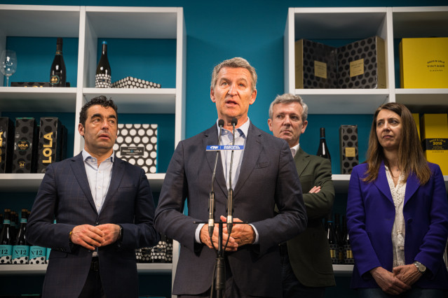 El presidente del Partido Popular, Alberto Núñez Feijóo, ofrece declaraciones a los medios tras visitar la bodega Paco y Lola, a 24 de abril de 2025, en Meaño, Pontevedra, Galicia (España).
