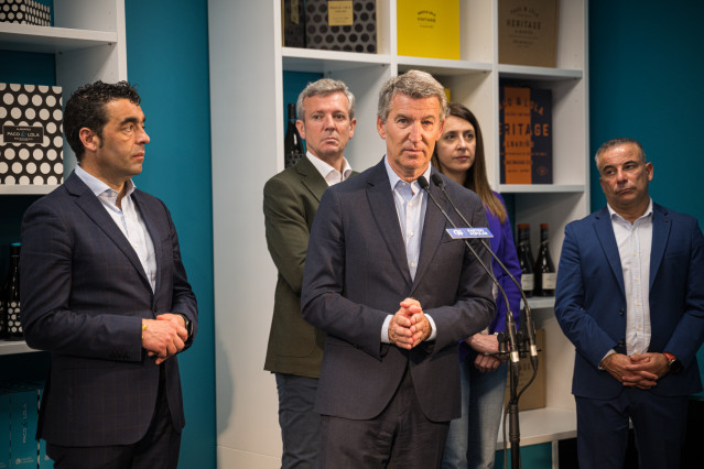 El presidente del Partido Popular, Alberto Núñez Feijóo, ofrece declaraciones a los medios tras visitar la bodega Paco y Lola, a 24 de abril de 2025, en Meaño, Pontevedra, Galicia (España).