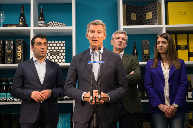 El presidente del Partido Popular, Alberto Núñez Feijóo, ofrece declaraciones a los medios tras visitar la bodega Paco y Lola, a 24 de abril de 2025, en Meaño, Pontevedra, Galicia (España).