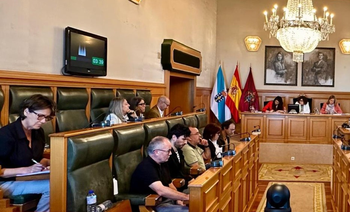 Arriba a la izquierda la bancada socialista con dos asientos vacu00edos en el pleno de hoy