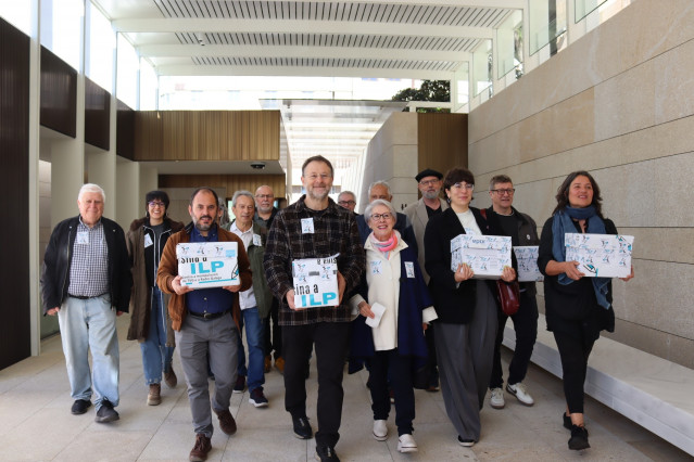 Representantes de la plataforma en defensa de los medios públicos en la entrada de la Cámara autonómica.