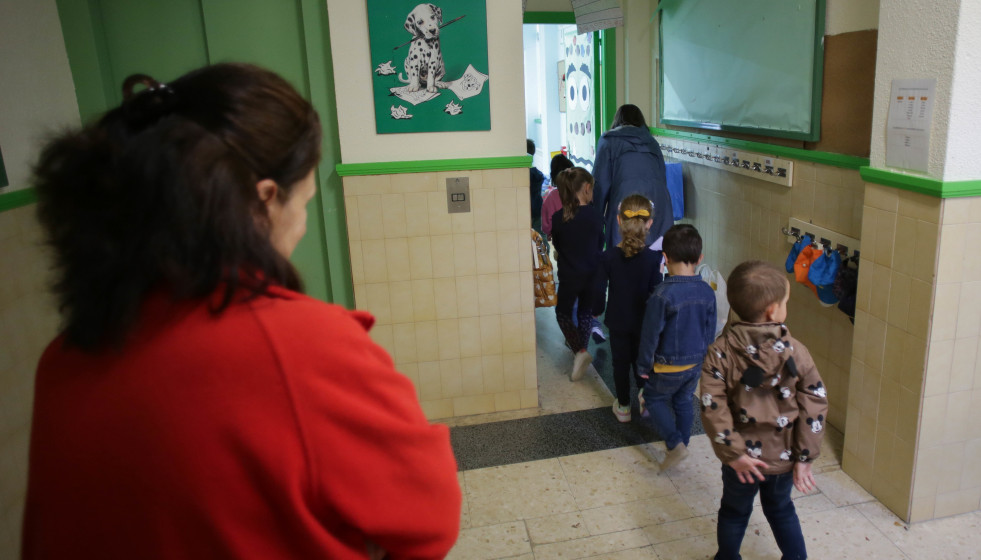 Archivo - Dos profesoras con un grupo de alumnos el día que arranca el curso escolar en Galicia, en el CEIP Eduardo Cela Vila de Triacastela, a 8 de septiembre de 2022, en Triacastela, Lugo, Galicia 