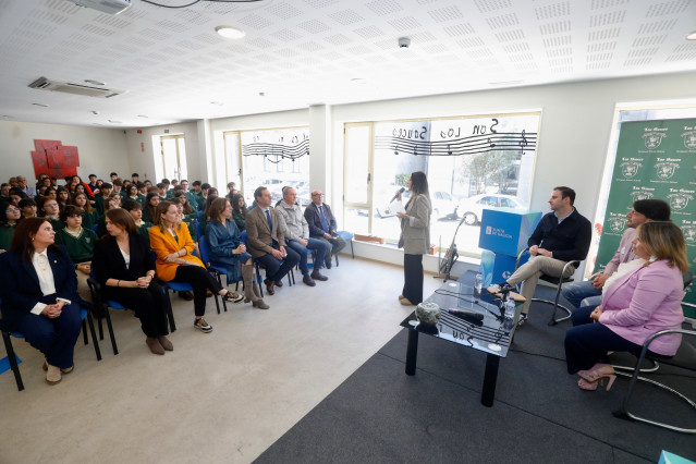 La conselleira de Medio Ambiente e Cambio Climático, Ángeles Vázquez, visita el colegio Los Sauces, en Pontevedra