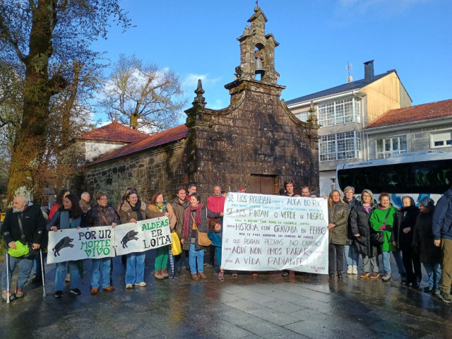 Grupos locales manifestándose en contra de la construcción de la mina.