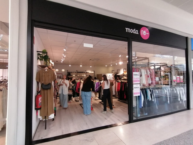 Moda re-, de Cáritas, inaugura una tienda en Narón (A Coruña).