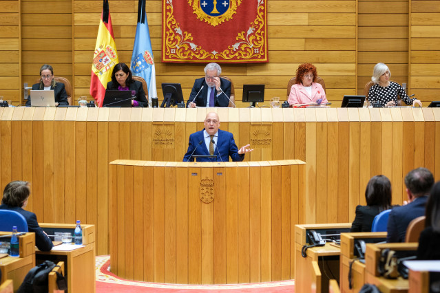 El diputado de Democracia Ourensana en el Parlamento de Galicia, Armando Ojea, interviene durante el debate sobre el Estado de la Autonomía, a 23 de abril de 2025, en Santiago de Compostela, A Coruña, Galicia.