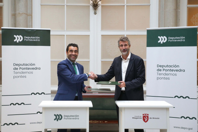 El presidente de la Diputación de Pontevedra, Luis López, firma un convenio con el alcalde de Vilagarcía de Arousa, Alberto Varela.