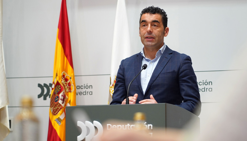 El presidente de la Diputación de Pontevedra, Luis López, en rueda de prensa