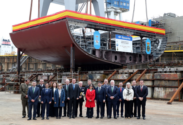 La ministra de Defensa, Margarita Robles, durante su visita a la sede de Navantia, a 25 de abril de 2025, en Ferrol, A Coruña, Galicia (España).