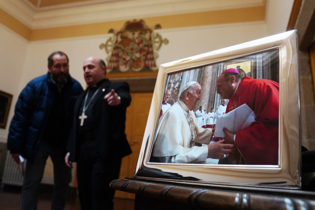 El Arzobispo de Santiago, Francisco Prieto, durante una rueda de prensa con motivo del fallecimiento del Papa Francisco, a 21 de abril de 2025, en Santiago, Galicia (España).