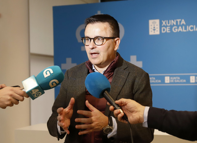 Archivo - El conselleiro de Emprego, José González, en declaraciones a los medios.
