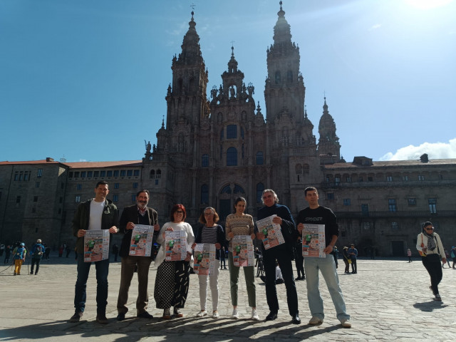 Organizaciones y participantes de los juegos posando con el cartel de los Special Olympics