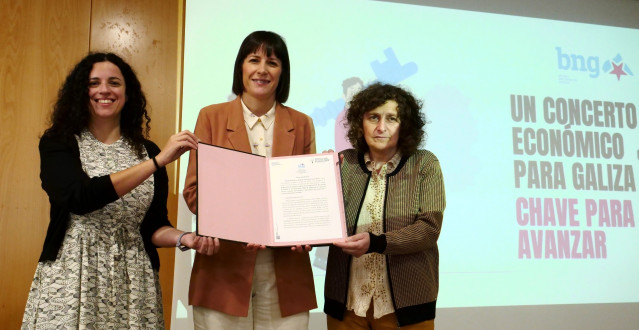 La portavoz parlamentaria de facenda del BNG, Noa Presas, la portavoz nacional del BNG, Ana Pontón, y la alcaldesa de Santiago, Goretti Sanmartín.