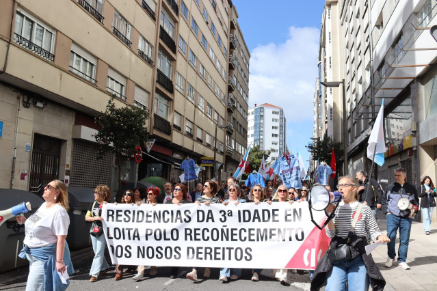 Protesta de trabajadoras de residencias en Santiago.