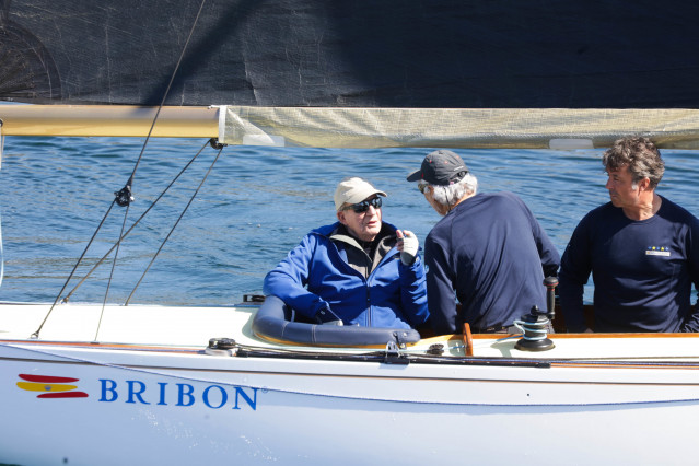 El Rey Juan Carlos sale a navegar en el Bribón, a 27 de abril de 2025, en Sanxenxo (España).