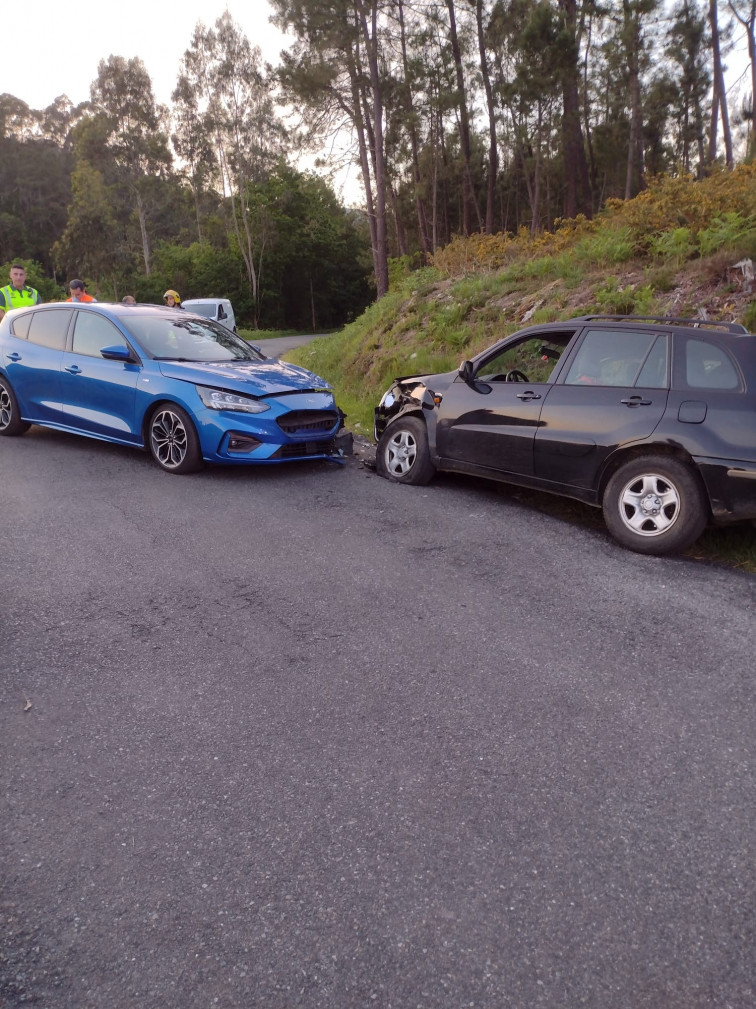 Un choque frontal en Boiro deja dos conductores heridos en Comoxo