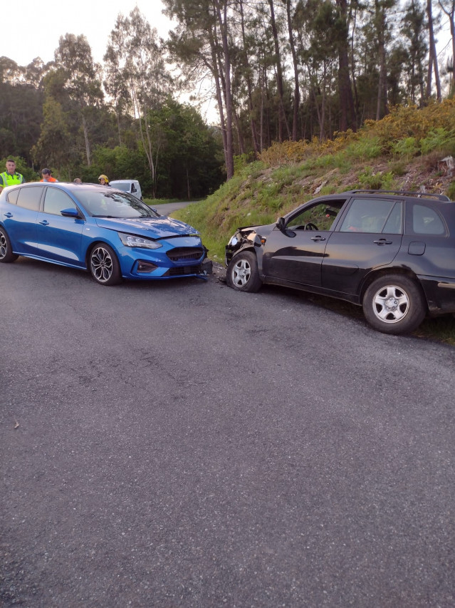 Dos personas resultan heridas leves tras chocar frontalmente en Boiro.