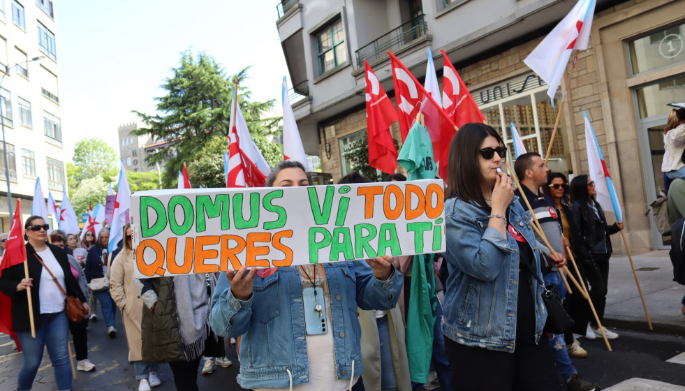 Cartel contra Domus Vi en la manifestación de trabajadoras de residencias en una foto de CIG