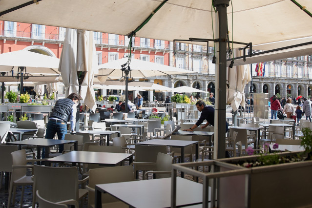 Un camarero durante su jornada laboral.