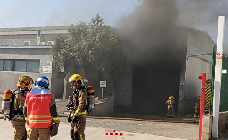 Incendio en una planta de Igualada en una foto de los Bombers