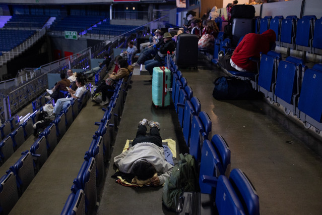 Varias personas en el estadio Movistar Arena.