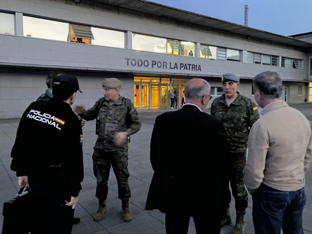 Imagen del subdelegado del Gobierno con agentes.