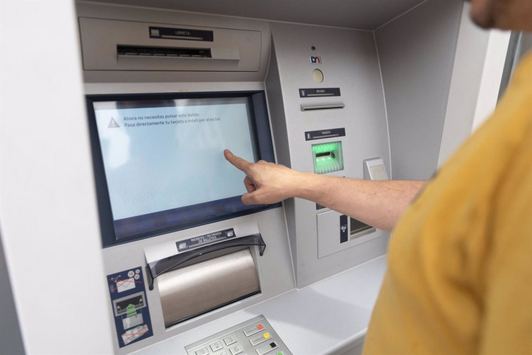 Los bancos recuperan poco a poco la normalidad con los cajeros funcionando de nuevo tras el apagón
