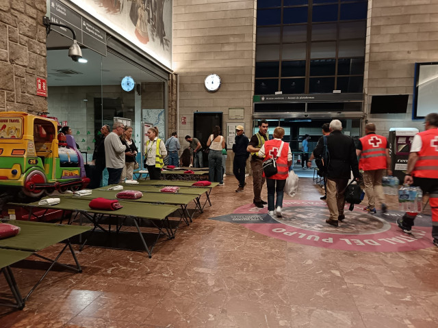 Catres habilitados en la estación de tren de Ourense para pasar la noche del apagón