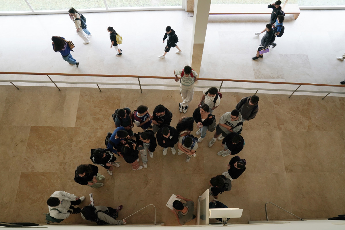 Archivo - Estudiantes en los pasillos de la Universidad el día que comienzan  los exámenes de las pruebas de acceso a la universidad 2023 en Galicia, en la facultad de Ciencias de la Comunicación d