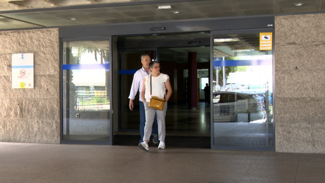 Pacientes y acompañantes a las puertas del Hospital Clínico de Santiago tras el apagón eléctrico del 28 de abril de 2024.