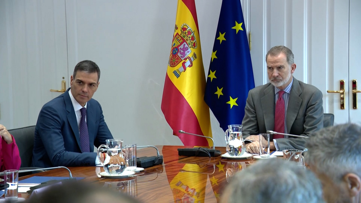 Pedro Su00e1nchez y Felipe VI en la reuniu00f3n del Consejo de Seguridad Nacional