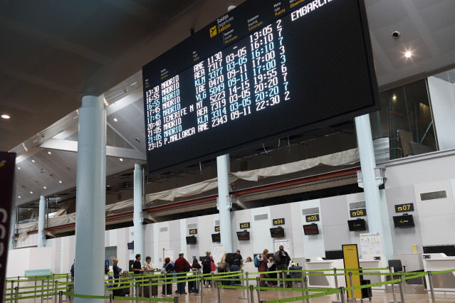 Estación de Vigo Urzáiz durante el apagón, a 28 de abril de 2025, en Vigo, Pontevedra, Galicia (España). Un apagón eléctrico ha asolado España, Portugal y parte de Francia a las 12.30h. de la mañana. Sin saber aún las causas concretas del apagón, poco a p