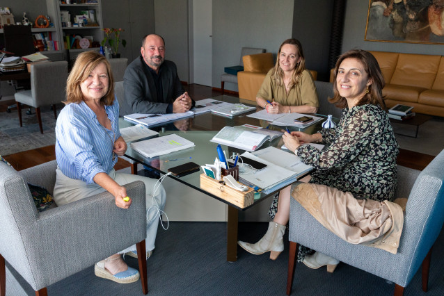 Reunión de la conselleira de Medio Ambiente e Cambio Climático, Ángeles Vázquez, con responsables de Turismo de Galicia.